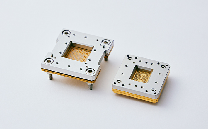 Coaxial structure socket for mm-wave device